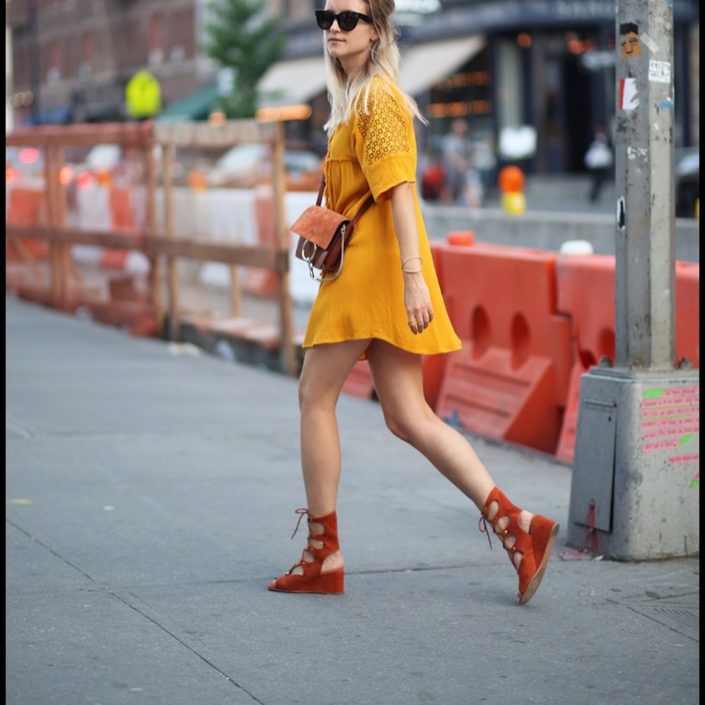 $1295 🌟CHLOE🌟 WEDGE NUDE SUEDE GLADIATOR SANDAL - Picture 2 of 8